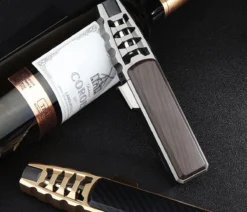 Merkloos Turbo Jetflame Aansteker - Gasbrander - Vuurwerk Torch - Crème Brûlée Brander - BBQ En Sigaren Aansteker - Windproof - Carbon Met Goudkleurige Metalen Behuizing -Home Keuken Winkel 1200x1028 1