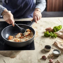 Demeyere Alu Classico 3 Wokpan – Inductie – Ceraforce Keramische Antikleeflaag – 28 Cm – PTFE En PFAS Vrij -Home Keuken Winkel 1200x1200 316