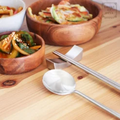House Of Husk 1 Persoons Chopstick Lepel Set - 1 Paar Metalen Koreaanse Eetstokjes - Inclusief Eetlepel En Houder - RVS - Metaal - Eetstokjes - Koreaans - Vaatwasserbestendig - Sushi Chopsticks - Noodles - Zilver -Home Keuken Winkel 1200x1200 571