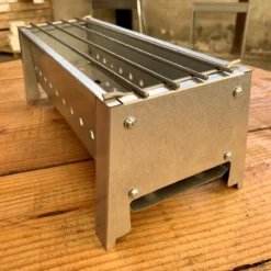 Spiedini Saté-bbq Bali 40 Mini - Kleine, Smalle Houtskoolbarbecue Met Horizontaal Rooster Voor Sate Of Andere Spiesjes - 40 Cm Lang, 11 Cm Breed, 14 Cm Hoog - Ideaal Voor Tuin- Of Open Haard, Of Balkon - Materiaal: Gealuminiseerd Ijzer 12 Spiedini Saté-bbq Bali 40 Mini - Kleine, Smalle Houtskoolbarbecue Met Horizontaal Rooster Voor Sate Of Andere Spiesjes - 40 Cm Lang, 11 Cm Breed, 14 Cm Hoog - Ideaal Voor Tuin- Of Open Haard, Of Balkon - Materiaal: Gealuminiseerd Ijzer -Home Keuken Winkel 1200x1200 976