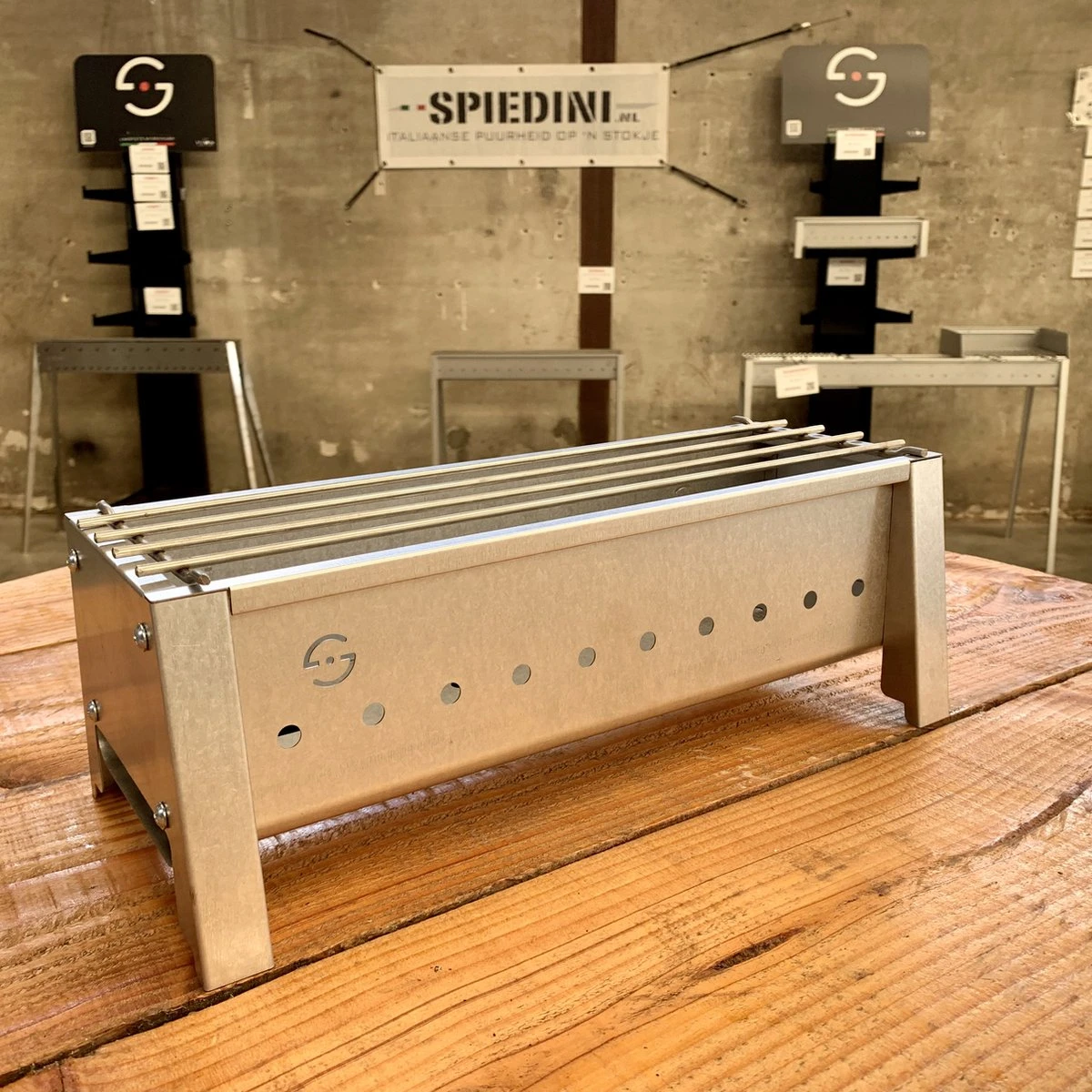 Spiedini Saté-bbq Bali 40 Mini - Kleine, Smalle Houtskoolbarbecue Met Horizontaal Rooster Voor Sate Of Andere Spiesjes - 40 Cm Lang, 11 Cm Breed, 14 Cm Hoog - Ideaal Voor Tuin- Of Open Haard, Of Balkon - Materiaal: Gealuminiseerd Ijzer 8 Spiedini Saté-bbq Bali 40 Mini - Kleine, Smalle Houtskoolbarbecue Met Horizontaal Rooster Voor Sate Of Andere Spiesjes - 40 Cm Lang, 11 Cm Breed, 14 Cm Hoog - Ideaal Voor Tuin- Of Open Haard, Of Balkon - Materiaal: Gealuminiseerd Ijzer - Afbeelding 8