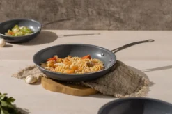 Swiss Pro+ - Koekenpannenset - 3 Delig - Keramisch - Inductie - Milieuvriendelijk - PFAS - PFOA Vrij - Sapphire Green -Home Keuken Winkel 1200x799 1