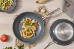 Swiss Pro+ - Koekenpannenset - 3 Delig - Keramisch - Inductie - Milieuvriendelijk - PFAS - PFOA Vrij - Sapphire Green -Home Keuken Winkel 1200x799 2