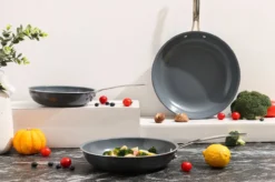 Swiss Pro+ - Koekenpannenset - 3 Delig - Keramisch - Inductie - Milieuvriendelijk - PFAS - PFOA Vrij - Sapphire Green -Home Keuken Winkel 1200x799