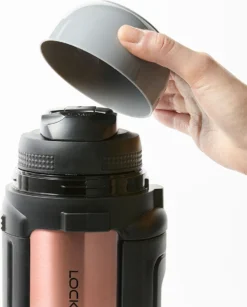 Lock&Lock Thermoskan - Isoleerkan - Thee En Koffie - Lekvrij - 1,5 Liter - RVS - Inklapbaar Handvat - Koper Roze -Home Keuken Winkel 967x1200